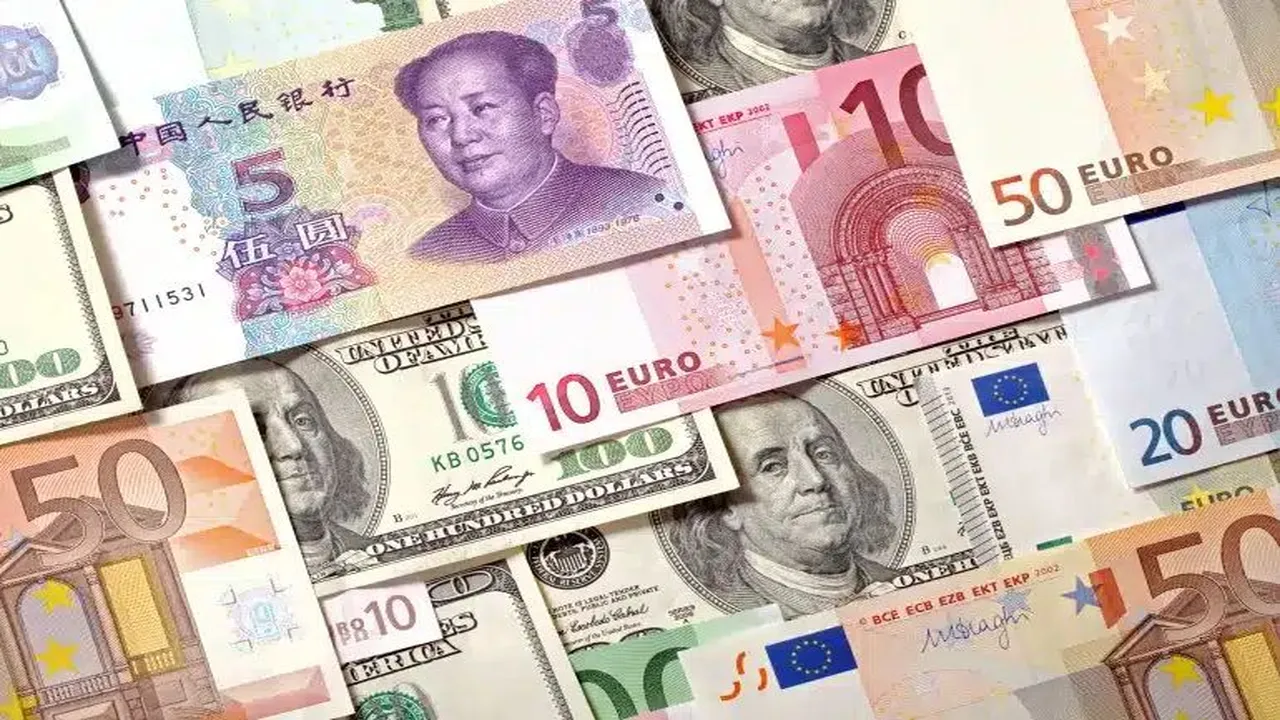 سعر صرف الدولار يتصدر تغييرات العملات الرئيسية في الأسواق العالمية